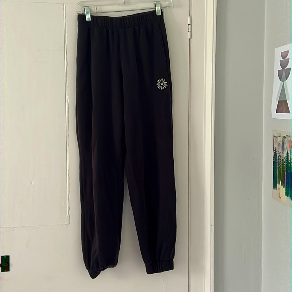 Dark grey engraved daisy, ultra high rise Hollister sweatpants